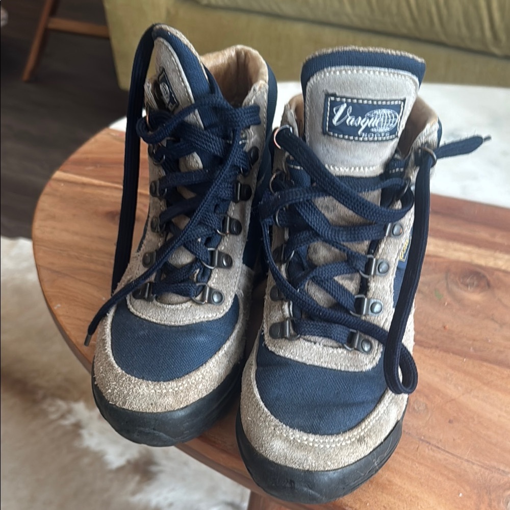 Vasque women’s Navy and Beige gore-Tex Boots
